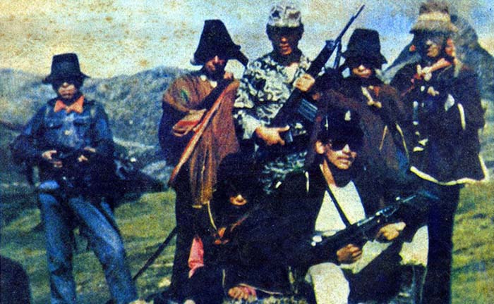 Uchuraccay: la foto inÃ©dita de uniformados y comuneros con armas FAL en las manos